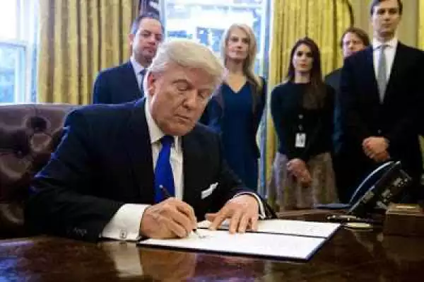 Finally Donald Trump fulfilled his promise As he Sign Order to Restricting Refugees And Muslims From Entering US [see details]